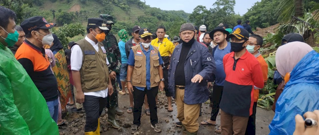 Sekda Jeneponto, Syafruddin Nurdin bersama Wakil Gubernur Sulsel meninjau langsung lokasi longsor, Sabtu (13/6/2020). Sekda Jeneponto, Syafruddin Nurdin bersama Wakil Gubernur Sulsel meninjau langsung lokasi longsor, Sabtu (13/6/2020).