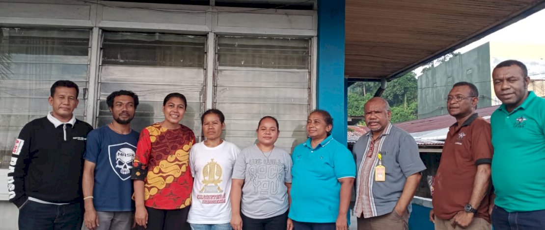 Yan Christian Warinussy (ketiga kanan), bersama pengurus LP3BH Manokwari. Yan Christian Warinussy (ketiga kanan), bersama pengurus LP3BH Manokwari.