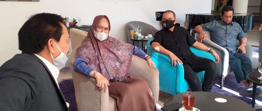 Rektor UIM, Dr Majdah M Zain, didampingi Kabag Humas & Kerjasama UIM dr Wachyudi Muchsin, saat bertemu Kepala Perpustakaan Pusat, Syarif Bando.