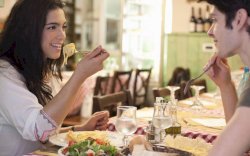 Penyebab Orang yang Makan Setelah Jam 6 Sore Cenderung Gemuk