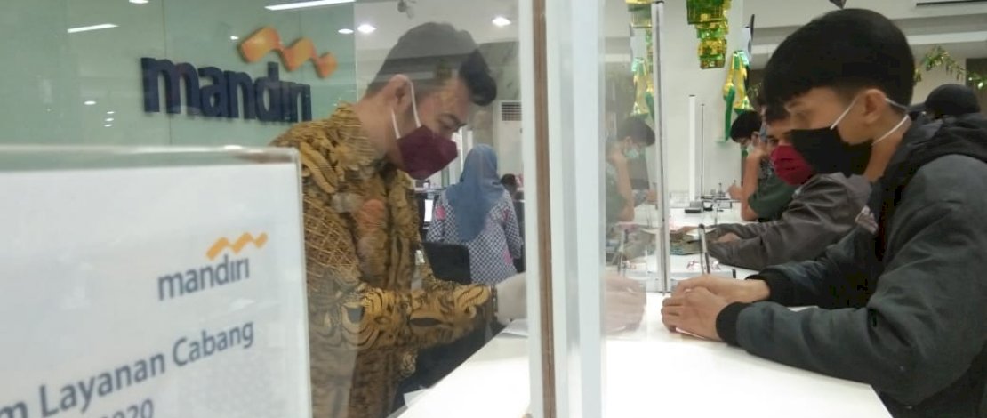 Pelayanan di Kantor Bank Mandiri Cabang Makassar.