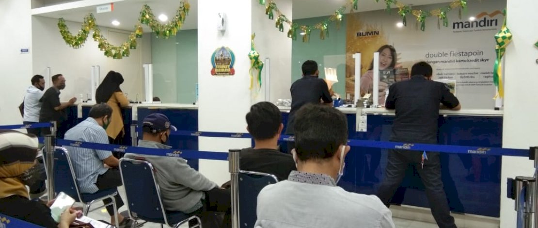 Pelayanan di Kantor Bank Mandiri Cabang Makassar.