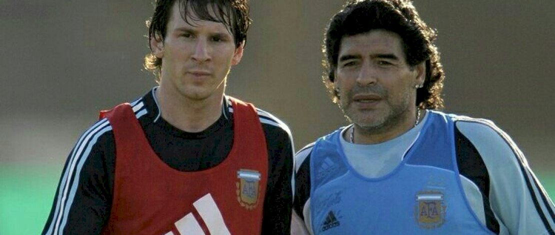 Foto legendaris Maradona saat menjebol gawang lawan dengan tangannya.