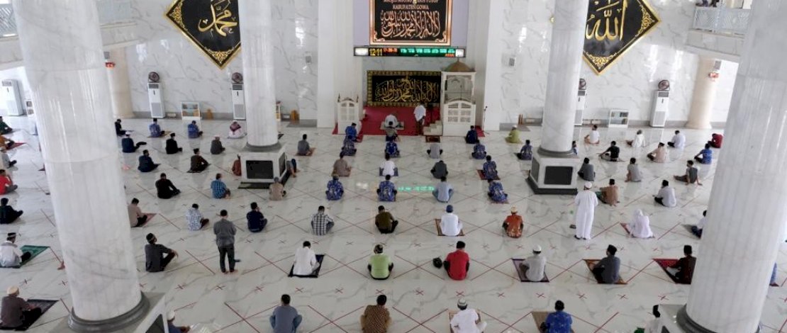 Salat jumat di Masjid Agung Syekh Yusuf, Jumat (12/6/2020).
