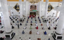 Salat Jumat Perdana, Masjid Agung Syekh Yusuf Terapkan Protokol Kesehatan
