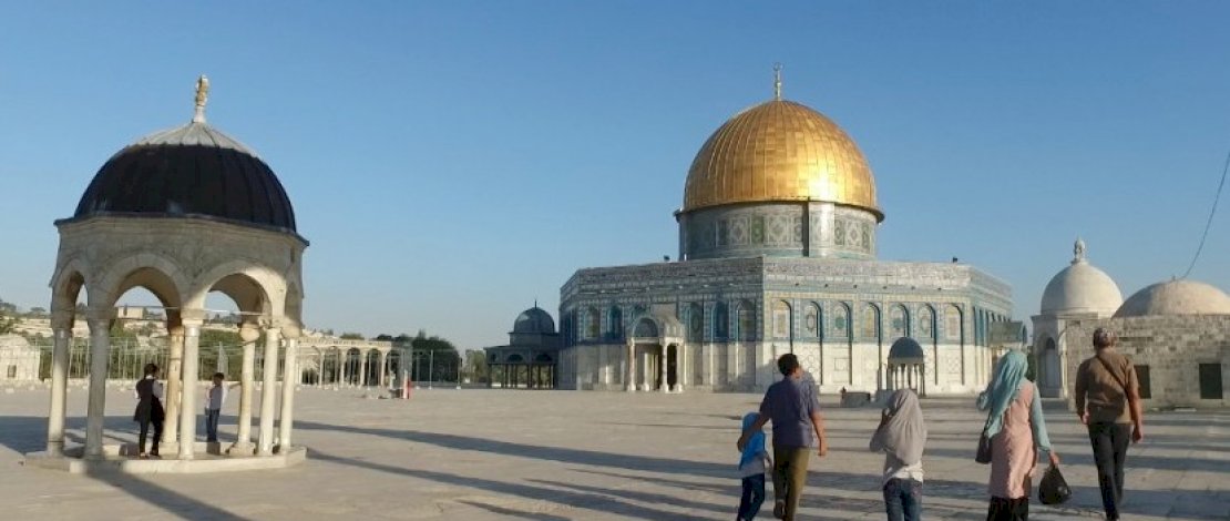 Jemaah Pakai Masker, Masjid Al-Aqsa kembali Dibuka Hari Ini