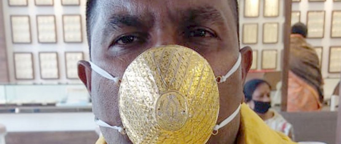 Shankar Kurade dengan masker emasnya. (Chaters News Agency) Shankar Kurade dengan masker emasnya. (Chaters News Agency)