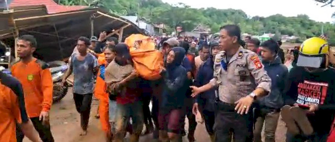 Proses evakuasi korban tanah longsor di Jeneponto. IST Proses evakuasi korban tanah longsor di Jeneponto. IST