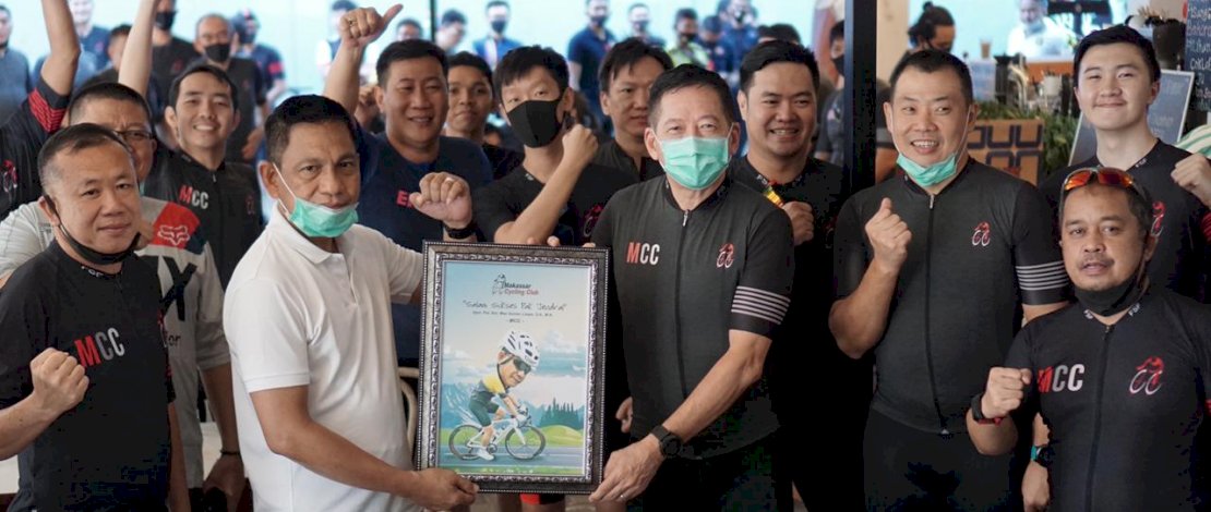 Ketua MCC Om San, menyerahkan karikatur kepada Kapolda Sulsel, Irjen Pol Mas Guntur Laupe.