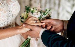 "Luar Biasa Tegang", Pasangan Ini Nikah Pakai Video Call