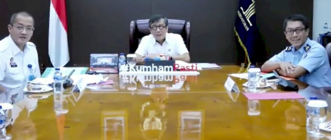 Menkumham, Yasonna Laoly saat menyerahkan SK Berbadan Hukum ke Partai Gelora Indonesia.