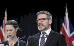 Selingkuh dengan Mantan Staf, Menteri Imigrasi Dipecat