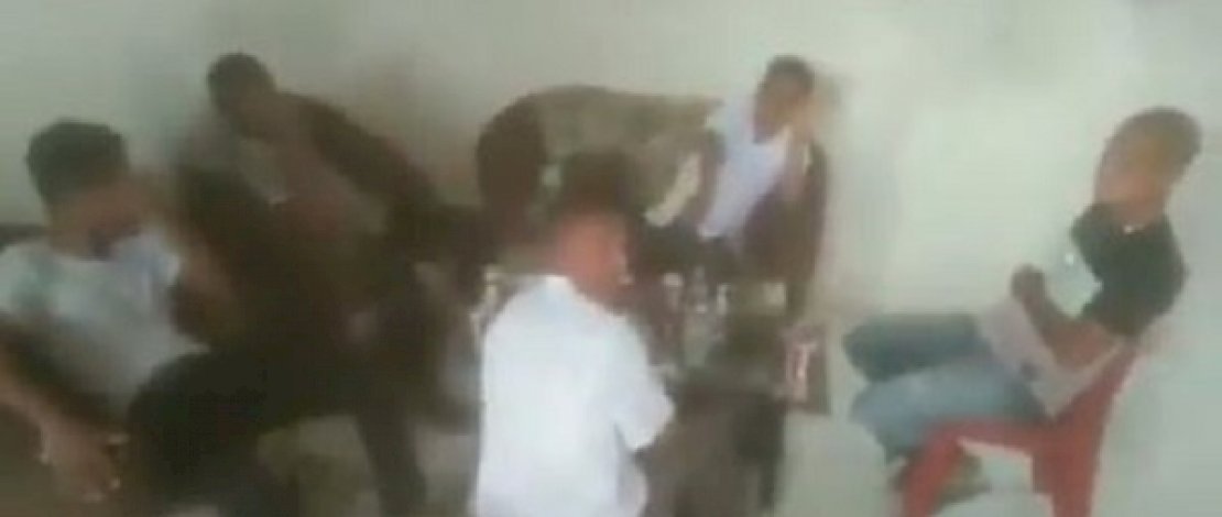 Staf desa tepergok warga sedang pesta miras di Kantor Desa.