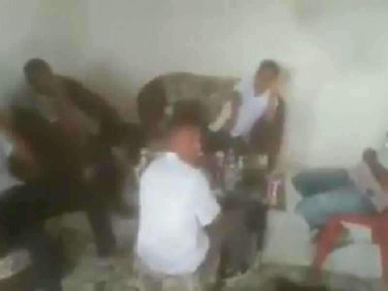 Video Warga Gerebek Staf Pesta Miras di Kantor Desa