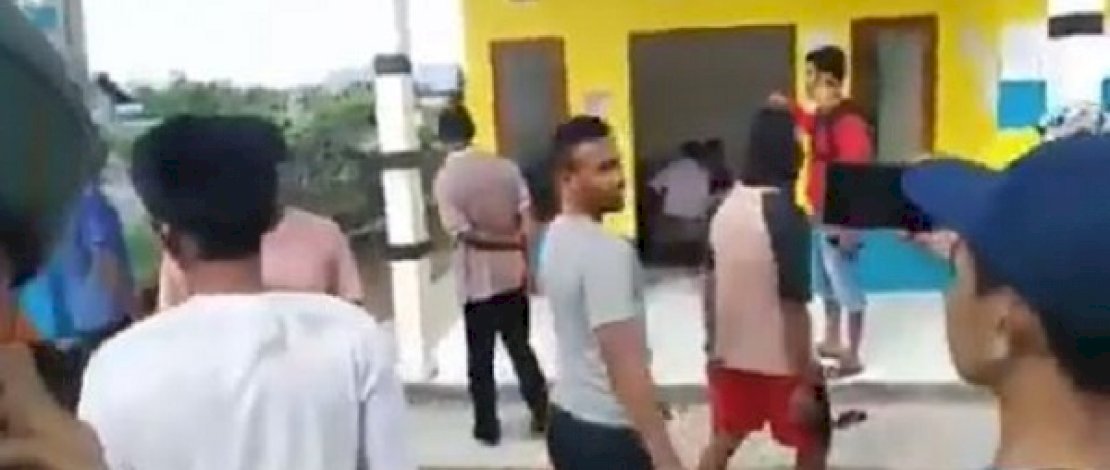 Staf desa tepergok warga sedang pesta miras di Kantor Desa.