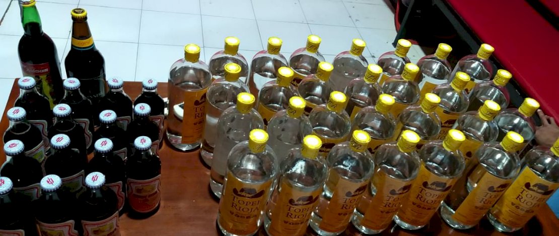 Polres Sinjai Amankan Puluhan Botol Minuman Keras
