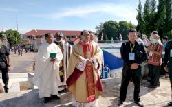 Dihadiri Ribuan Orang, Misa Uskup di NTT Tetap Digelar di Tengah Pandemi Corona