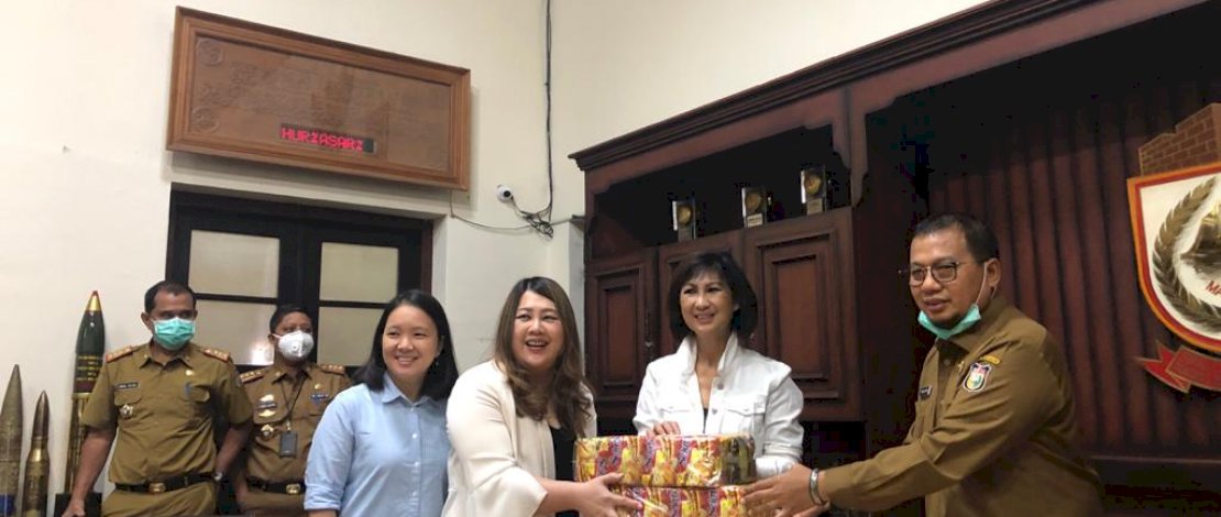 Misho Japanese Restaurant menyerahkan 1 ton mi instan yang diterima Pj Wali Kota Makassar, M Iqbal Suhaeb.