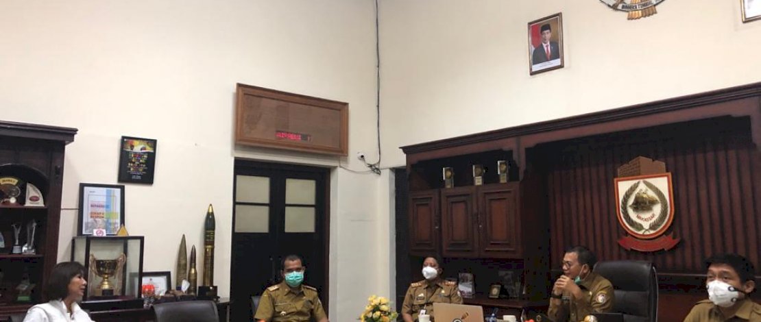 Misho Japanese Restaurant menyerahkan 1 ton mi instan yang diterima Pj Wali Kota Makassar, M Iqbal Suhaeb.