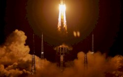 China Berhasil Luncurkan Misi untuk Mengambil Batu dari Bulan