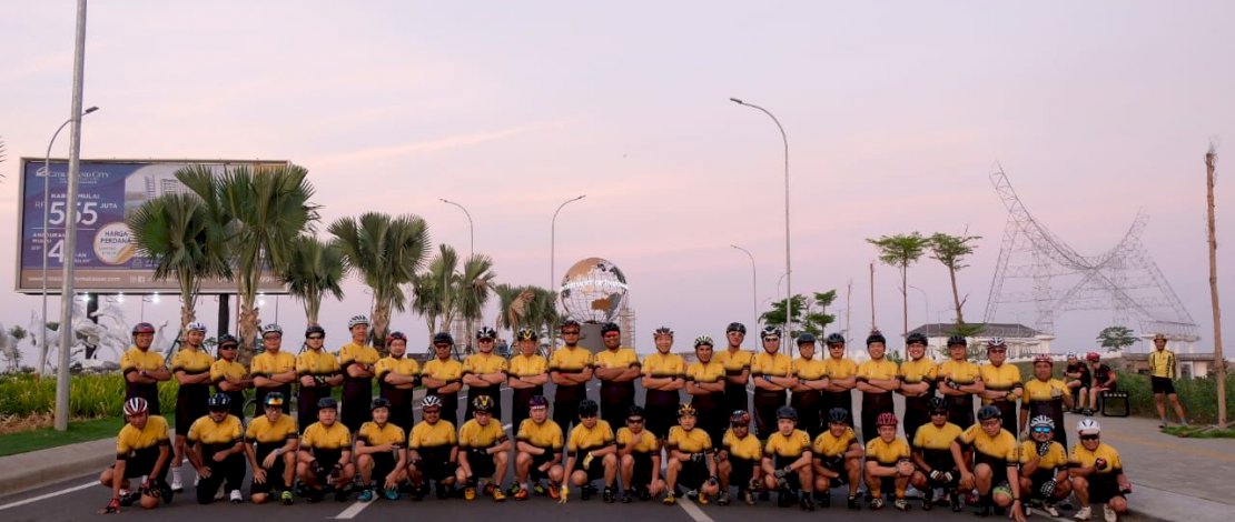 Makassar Cycling Club Beri Bantuan untuk Tenaga Medis