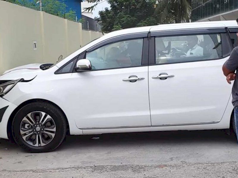 Baru Keluar dari Dealer, Pria ini Tabrak Dinding Hingga Mobilnya Penyok