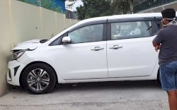Baru Keluar dari Dealer, Pria ini Tabrak Dinding Hingga Mobilnya Penyok