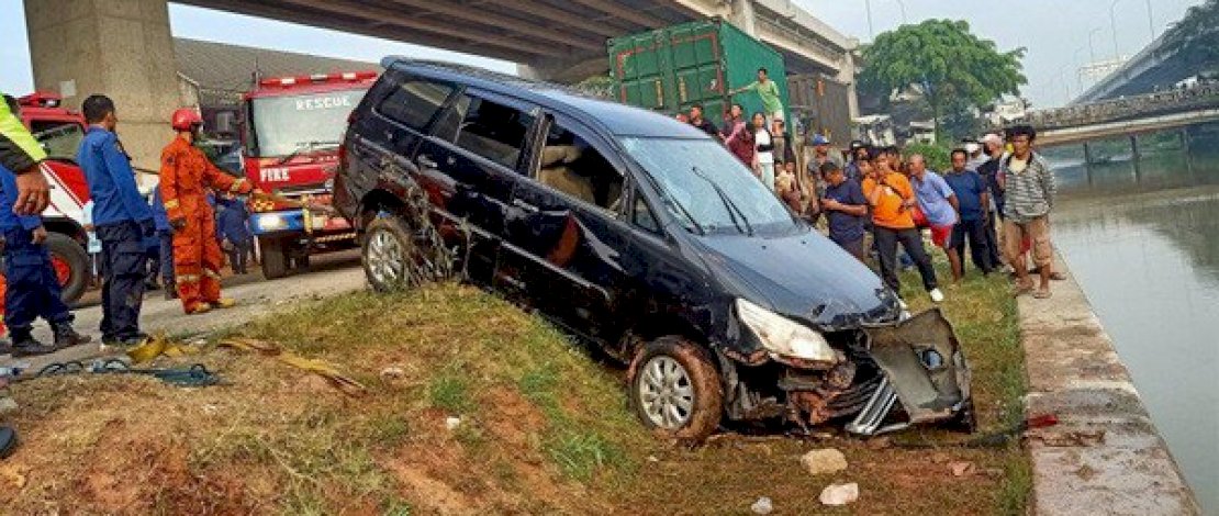 Proses evakuasi mobil korban kecelakaan.