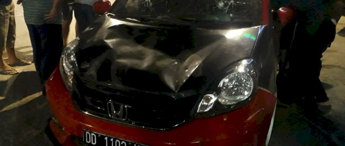 Mobil ini dihancurkan massa.