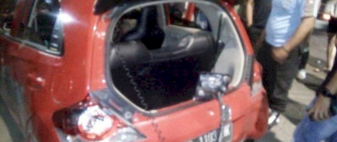 Mobil ini dihancurkan massa.