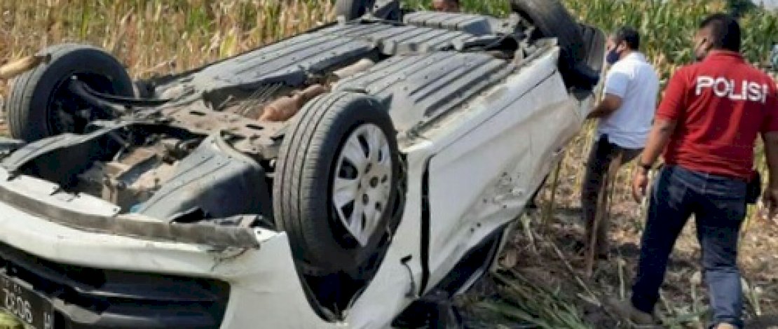 Mobil pelaku pencuri celana dalam terguling. (Sumber: detik)