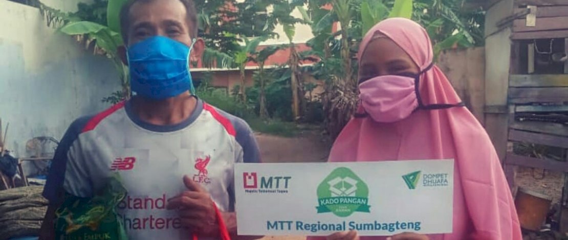 MTT Telkomsel dan Dompet Dhuafa, menyalurkan kado pangan.