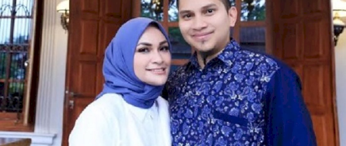 Mumtaz Rais dan istrinya. Mumtaz Rais dan istrinya.