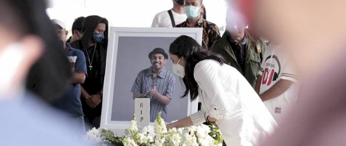 Mutia Ayu di makam Glenn Fredly. (Foto:Detikcom)