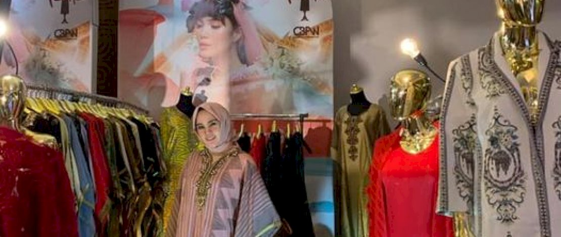 Haji Ajis Kalla saat melamar wanita pujaannya, Nadia Margreza.