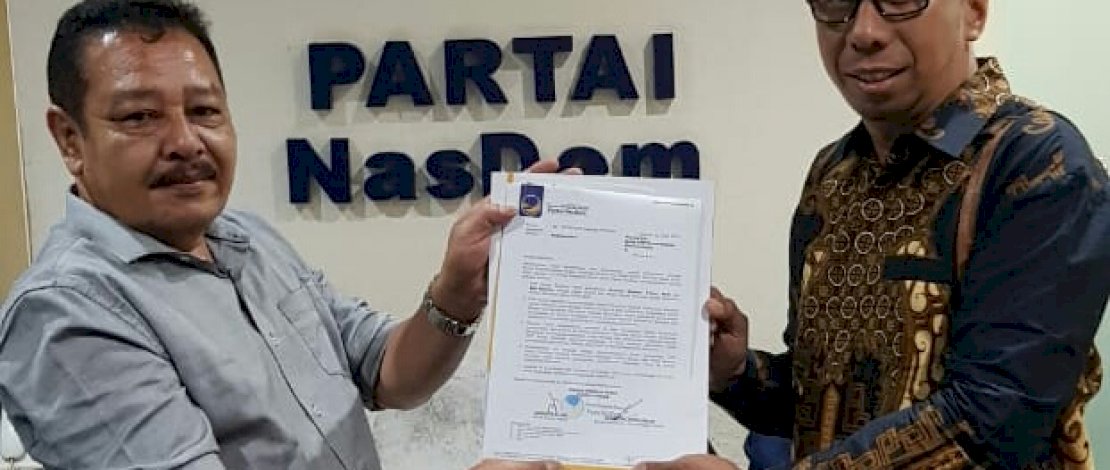 Hemdrikus saat menerima surat dukungan dari Partai Nasdem untuk Pilkada Merauke.