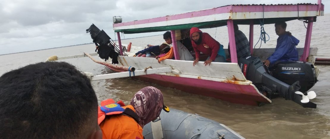 Penyelamatan nelayan yang tenggelam di Merauke.