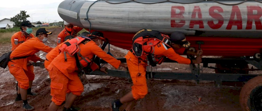 Penyelamatan nelayan yang tenggelam di Merauke.
