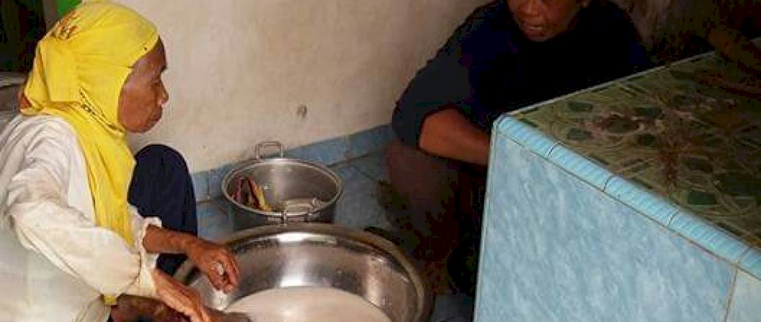 Nenek Ardi (kiri) bersama seorang karyawan wanita lainnya. 