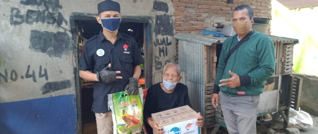 Nenek Hajrah diapit Almalik Musafir Kelana (kiri) dan Suryadi Yamin (kanan) dari Kombes.