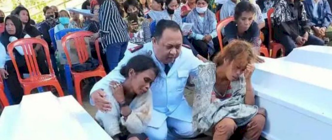 Ney dan putrinya duduk meratapi jenazah suami dan menantunya.