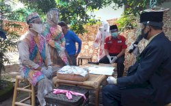 Unik, 2 Pasang Pengantin Ini Nikah dengan Mahar APD