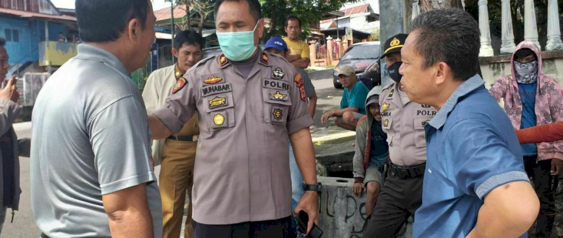 Kapolsek Ujung Parepare, Kompol Muhabar memberi penjelasan kepada warga. 