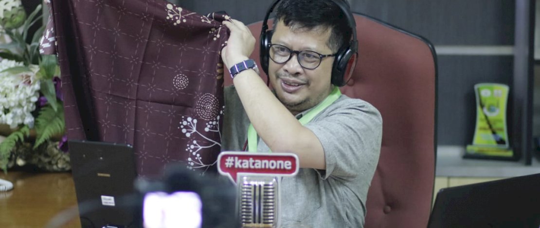 Irman Yasin Limpo, host KataNone, memperlihatkan kain yang dipasarkan di Butik Inayah milik Betty.