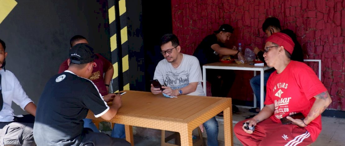 None saat bertemu dengan suporter PSM.