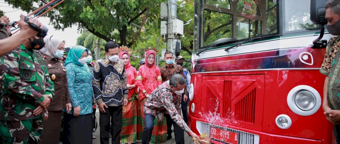 Gubernur Sulsel, Nurdin Abdullah melaunching bus wisata Sulsel.