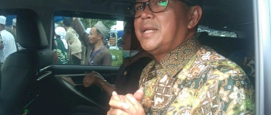 Penyemprotan disinfektan oleh Brimob.