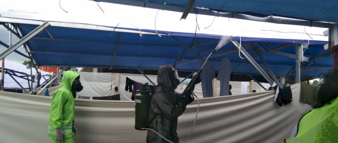Penyemprotan disinfektan oleh Brimob.