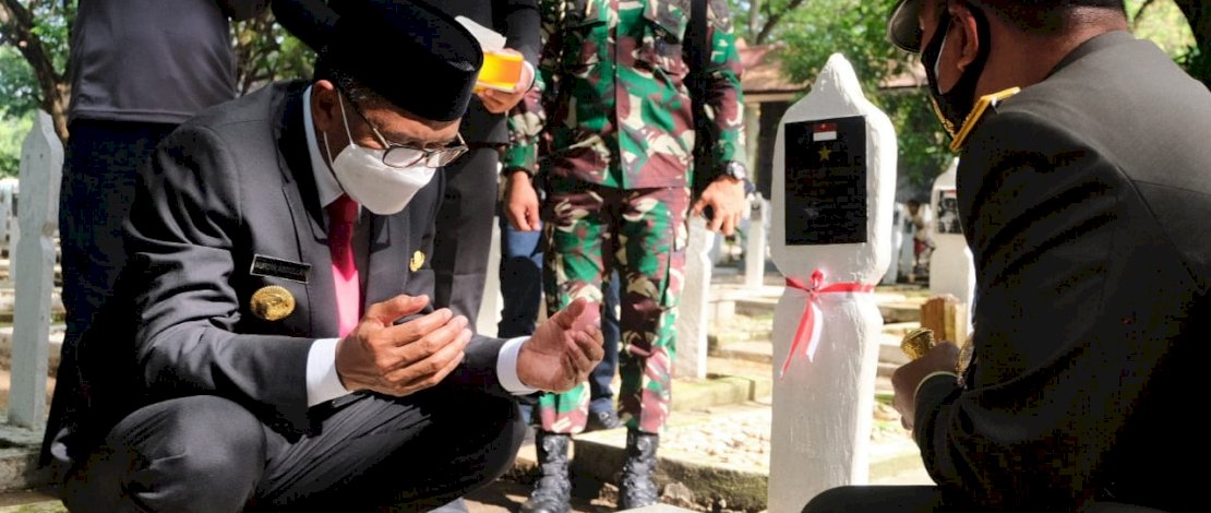 Gubernur Sulsel, Nurdin Abdullah berdoa dengan khusyuk di depan makam salah seorang pahlawan di TMP Panaikang.  