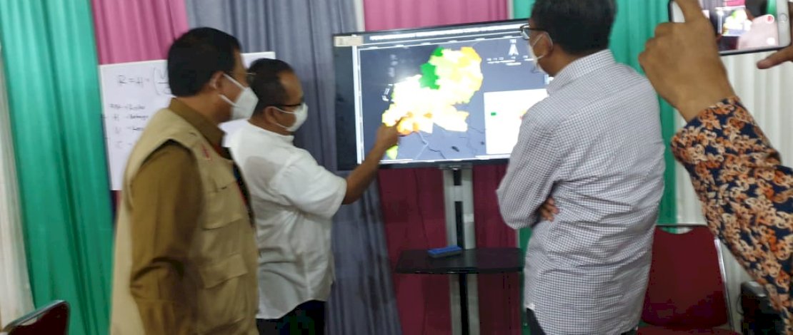 NA saat berkunjung ke posko Covid-19 di Jl Nikel.